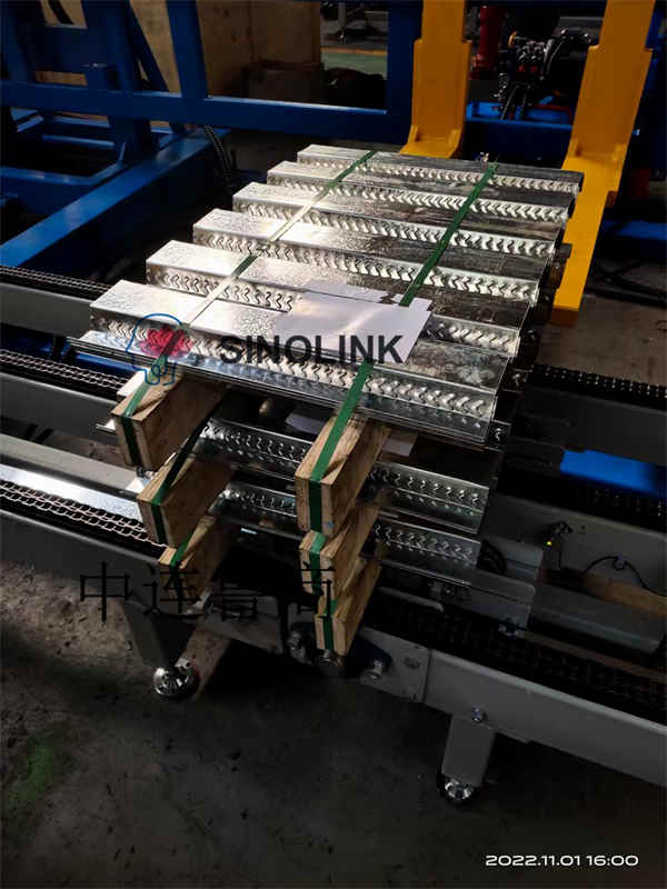 自动夹式彩钢瓦（型板）建筑材料木块捆扎系统