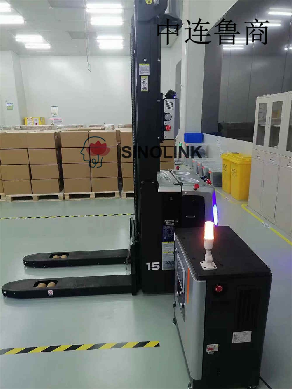 物料搬运中的自主移动机器人 (AMR)