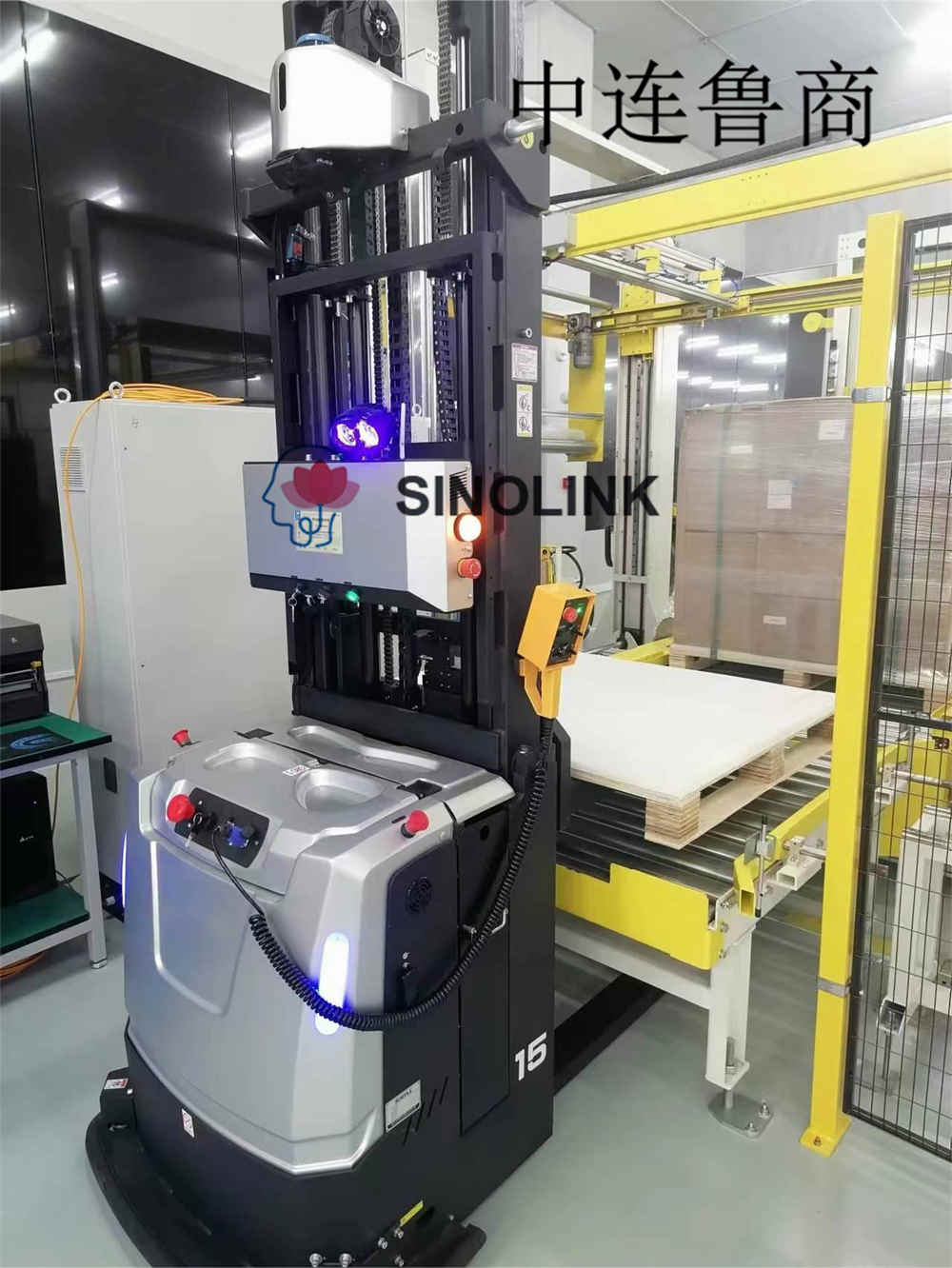 物料搬运中的自主移动机器人 (AMR)