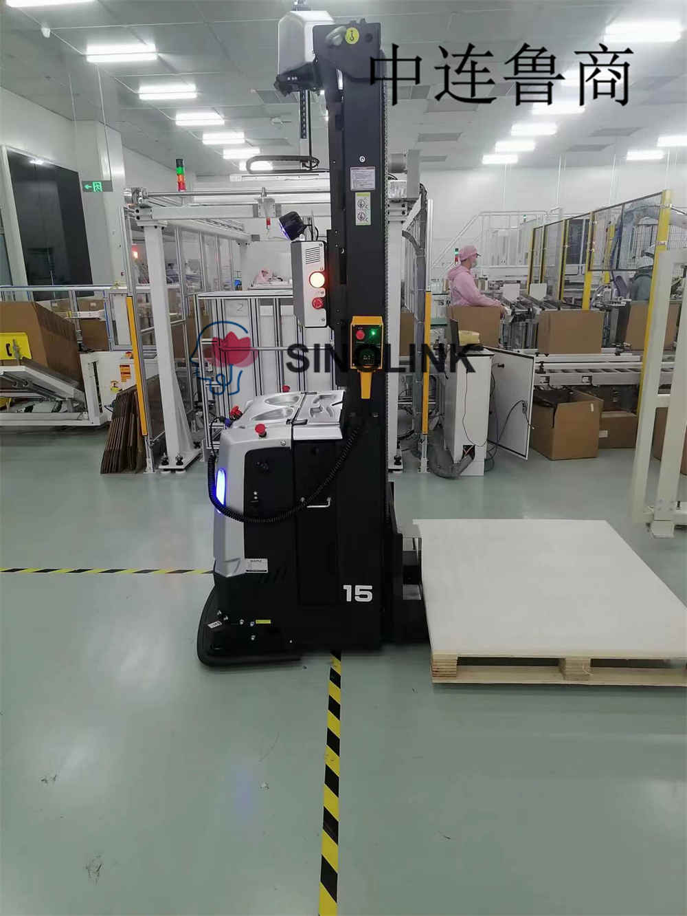 物料搬运中的自主移动机器人 (AMR)