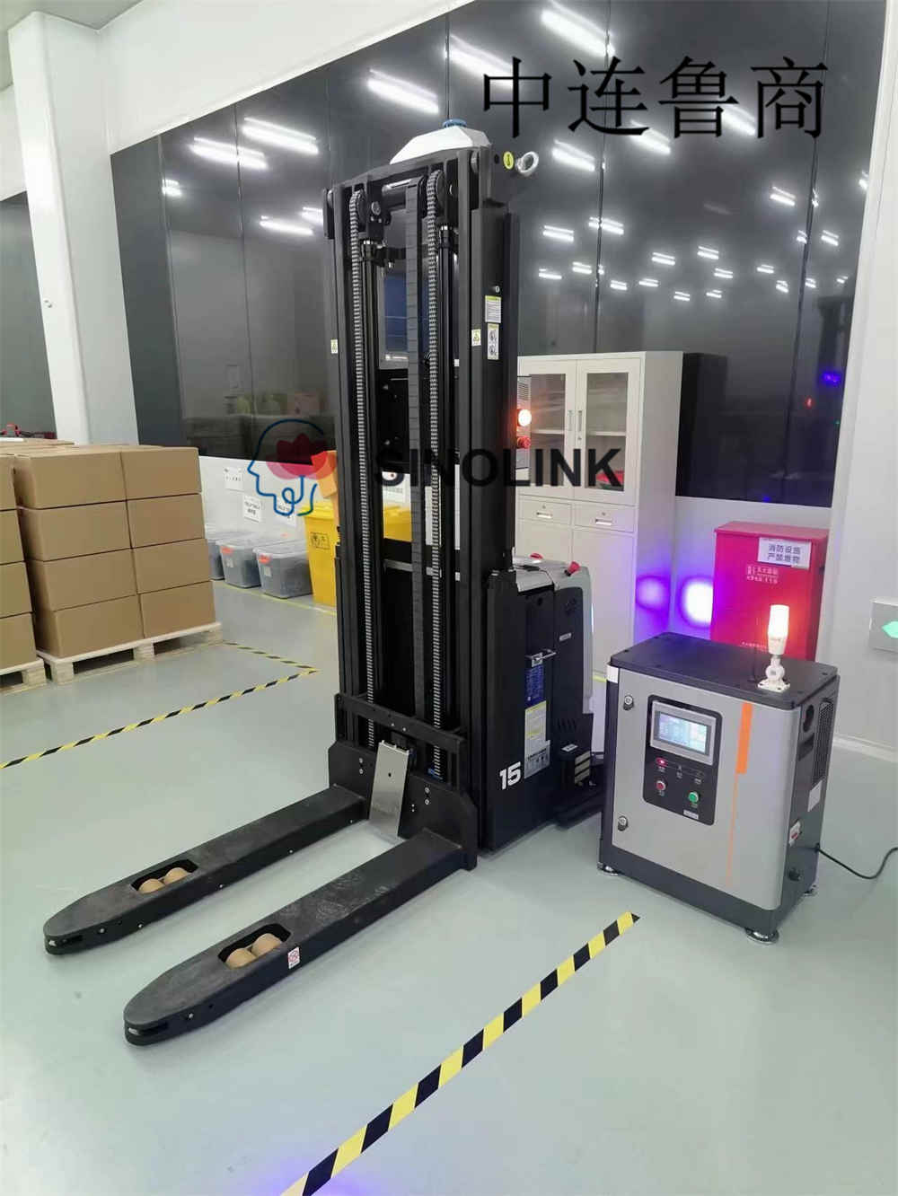 物料搬运中的自主移动机器人 (AMR)