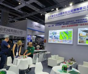 俄罗斯客户在木工展洽谈人造板行业自动包装线技术及业务