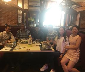 孟加拉国政府官员检查货物中的行李机