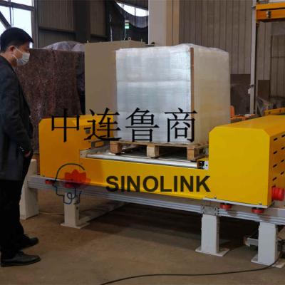 客户工程师正在检查机器