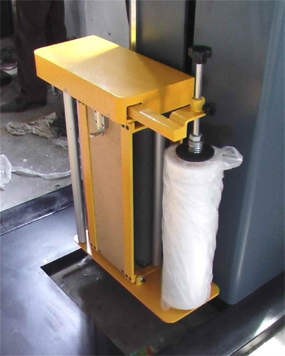 技术规格: 项目 规格 转盘尺寸 D=1650mm, H=78mm 包装尺寸 500-1200mm (L) *500-1200mm (W) 包装高度 Max.2400mm (1800/2800mm available) 转盘负载 Max.2000kgs 机器重量 800kgs 机器功率1.5kw 转盘转速0-14RPM(可调,软启停) 电源电压 单相220V 包装材质 LLDPE 拉伸膜 主要性能: 控制系统: 1.程控单元一体机; 2.缠绕层数、次数可设定; 3.光电开关,自动感应货物高度; 4.加强包裹功能,可对某些部位进行特殊保护; 5.登顶时间设置功能。转盘驱动: 1.转盘变频调速:0-12rpm; 2、转盘采用链条传动,定位准确; 3.转盘可自动复位; 4.转盘底部有叉车槽。送膜系统: 1.预拉伸小车驱动,拉伸比高达250%,双链条设计,稳定可靠。 2、交流电机拉伸薄膜,变频器调节张力; 3、送膜架的上移、下移及送膜速度均可单独调节; 4、上、下包裹层数分开控制。 5.薄膜系统伺服机构,一次拉动即可。 Technical Specification: Item Specification Turntable size D=1650mm, H=78mm Wrapping size 500-1200mm (L) *500-1200mm (W) Packaging height Max.2400mm (1800/2800mm available) Turntable loading Max.2000kgs Machine weight 800kgs Machine power 1.5kw Turntable speed 0-14RPM (adjustable, soft start & stop) Power supply voltage Single-phase 220V Packing material LLDPE stretch film Main performance: Control system: 1.Program control unit integrated machine; 2.Wrapping layers and times can be set; 3.Photoelectric switch, automatically sensing the height of goods; 4.Reinforced wrapping function, which can protect certain parts specially; 5.Overtop time setting function. Turntable driving: 1.Turntable frequency convension speed: 0-12rpm; 2.Turntable is driven by chain, with accurate positioning; 3.Turntable can automatic reset ; 4.Forklift slot at the bottom of turntable. Film carriage system: 1.Drive by pre-stretch carriage, stretch ratio up to 250%, double chain design, stable and reliable. 2.The AC motor stretch the film, and the frequency converter adjusts the tension; 3.Moving up or moving down of film carriage and the speed of film speeding can be adjusted separately; 4.Top and bottom wrapping layers is controlled separately. 5.Servo mechanism of film system, which can be pulled once.