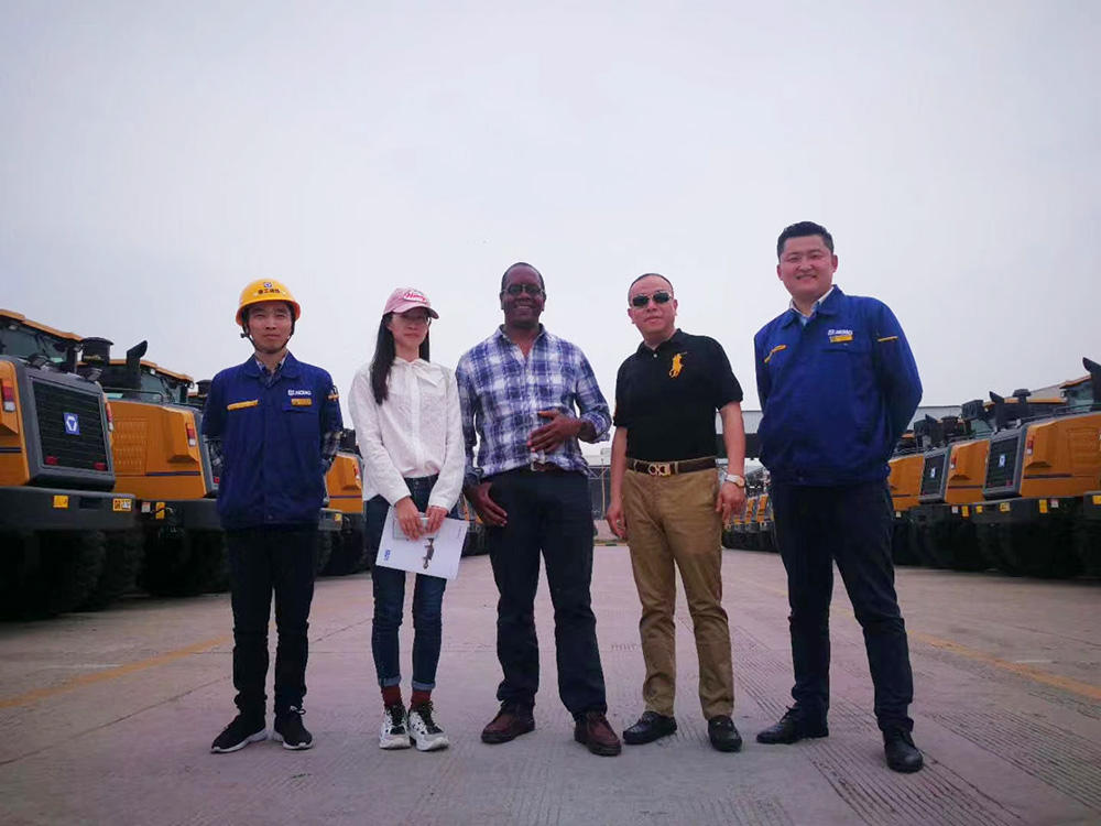 Clients from Zimbabwe,Helping Customer signing the agreement on the order of One Batch Construction Machines In 2018