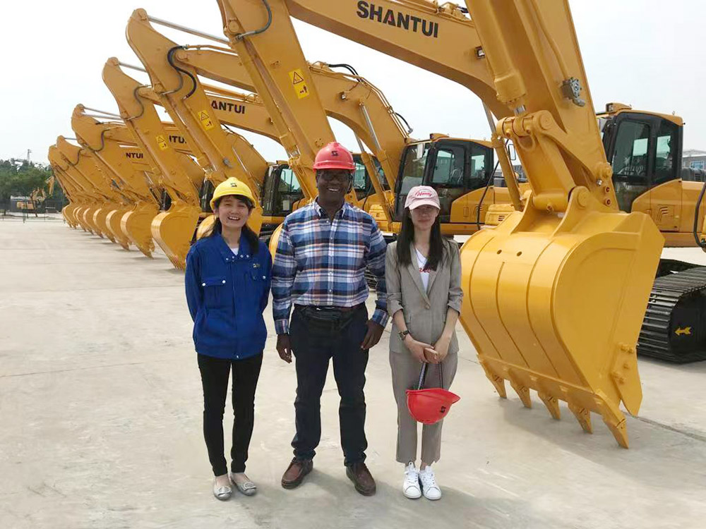 Clients from Zimbabwe,Helping Customer signing the agreement on the order of One Batch Construction Machines In 2018